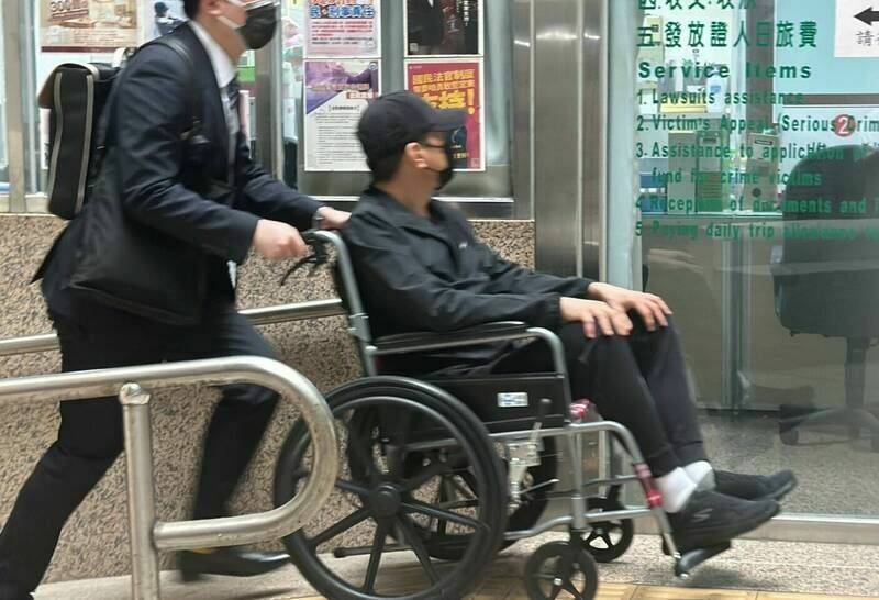 林明佐多次以生病、大小便失禁、坐輪椅等理由聲請交保,台中地院裁定延長羈押2個月。(記者張瑞楨翻攝) 林明佐多次以生病、大小便失禁、坐輪椅等理由聲請交保,台中地院裁定延長羈押2個月。(記者張瑞楨翻攝)