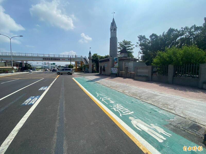 600公尺標線型人行道完工啟用,國聖國小門口道路大變身,學童上下學終於不用再「鑽車縫」。(記者張聰秋攝) 600公尺標線型人行道完工啟用,國聖國小門口道路大變身,學童上下學終於不用再「鑽車縫」。(記者張聰秋攝)