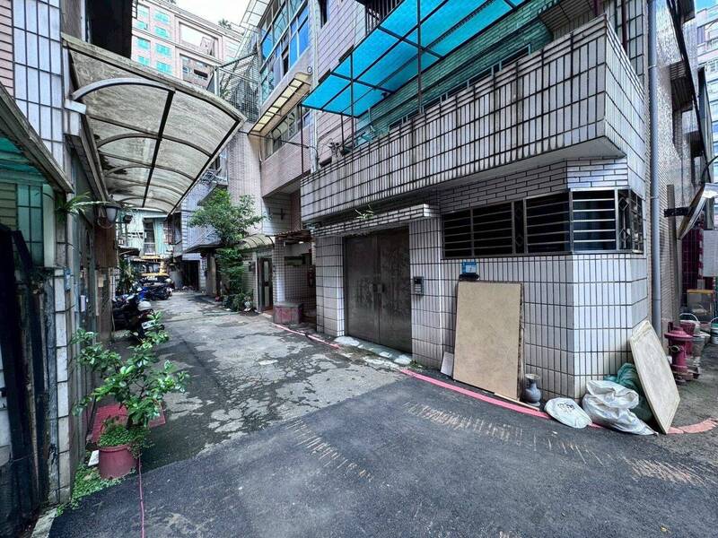 富豪社區位於新北市板橋區中山路2段,圖為建物外觀。(圖由都更處提供) 富豪社區位於新北市板橋區中山路2段,圖為建物外觀。(圖由都更處提供)