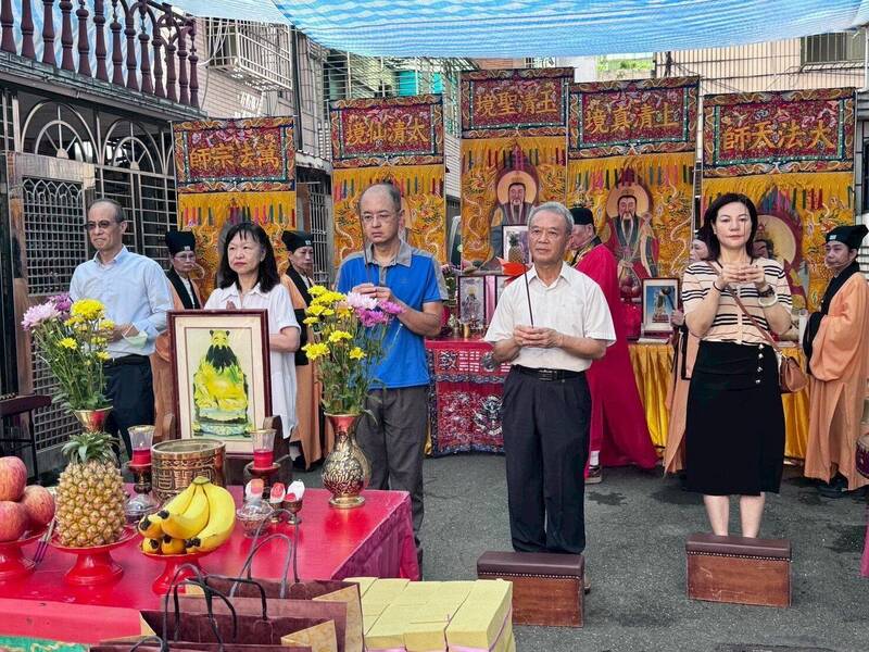 板橋富豪社區舉行海砂屋拆除祈福儀式,象徵都更工程啟動。(圖由都更處提供) 板橋富豪社區舉行海砂屋拆除祈福儀式,象徵都更工程啟動。(圖由都更處提供)