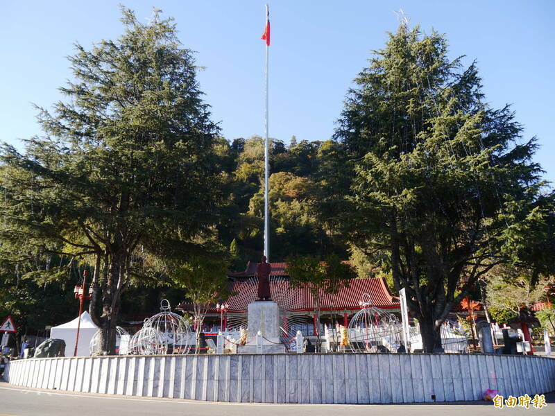 梨山賓館前的圓環將改造為裝置藝術區,蔣介石銅像將移至賓館內部,遭在地民眾反彈。(資料照) 梨山賓館前的圓環將改造為裝置藝術區,蔣介石銅像將移至賓館內部,遭在地民眾反彈。(資料照)