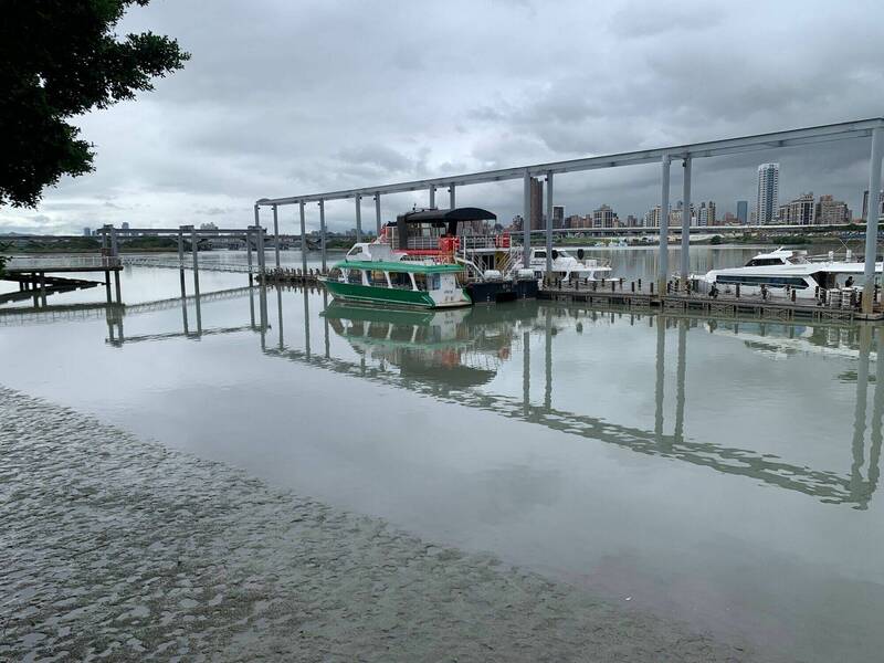 大稻埕碼頭因淡水河潮汐影響,碼頭停泊區回淤過快,導致泥沙淤積。(台北市水利處提供) 大稻埕碼頭因淡水河潮汐影響,碼頭停泊區回淤過快,導致泥沙淤積。(台北市水利處提供)
