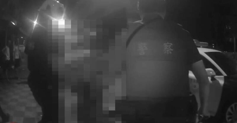 警方圍捕逮獲陳姓移工,將他依妨害公務等3罪移送法辦,並開出17張罰單,總計開罰3.4萬元。(讀者提供) 警方圍捕逮獲陳姓移工,將他依妨害公務等3罪移送法辦,並開出17張罰單,總計開罰3.4萬元。(讀者提供)