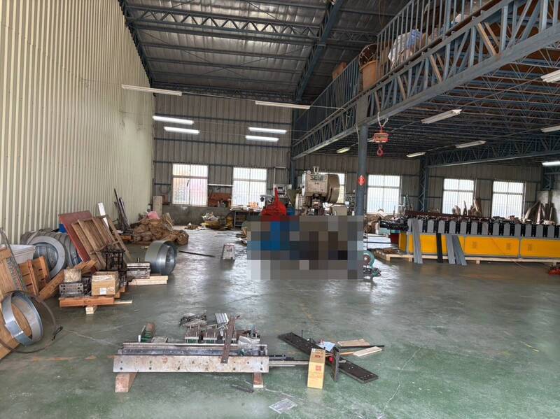 高市湖內區中山路一間組合棧板工廠老闆,連日來不見人影,房東今天上午打開工廠廠房,赫然發現洪姓老闆遭堆高機壓死。(警方提供) 高市湖內區中山路一間組合棧板工廠老闆,連日來不見人影,房東今天上午打開工廠廠房,赫然發現洪姓老闆遭堆高機壓死。(警方提供)