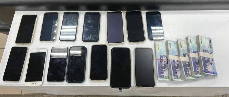 新竹地檢署指揮新竹縣警方偵辦中國虛擬貨幣詐騙集團以在台科技公司掩護詐騙資金,執行4波查緝行動,並查扣手機和現金等相關證物。(新竹地檢署提供) 新竹地檢署指揮新竹縣警方偵辦中國虛擬貨幣詐騙集團以在台科技公司掩護詐騙資金,執行4波查緝行動,並查扣手機和現金等相關證物。(新竹地檢署提供)