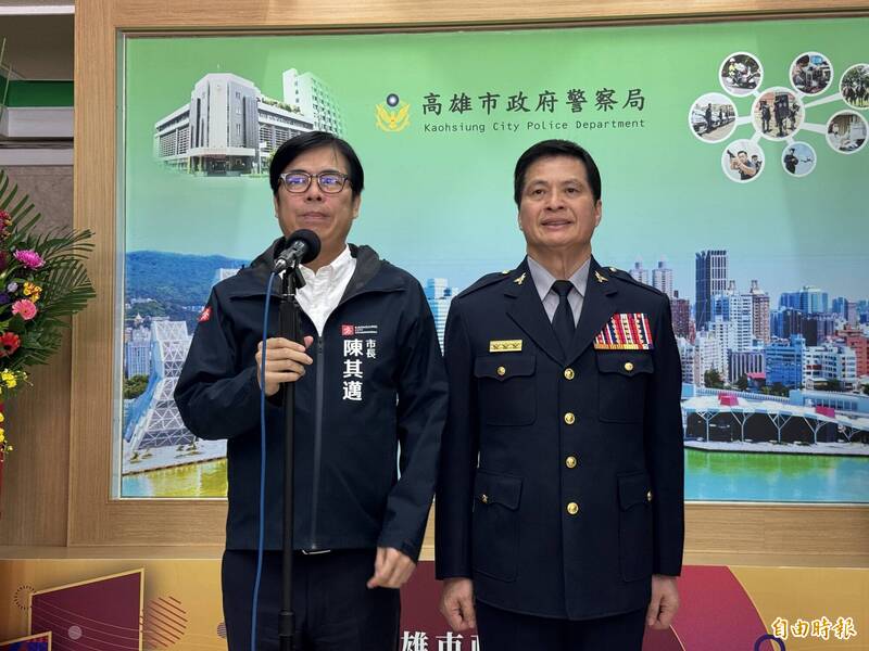 高雄市長陳其邁（左）出席高雄警察節活動，對於近日高雄多次停電，希望電網韌性配合都市更新跟產業發展加快腳步。（記者許麗娟攝）