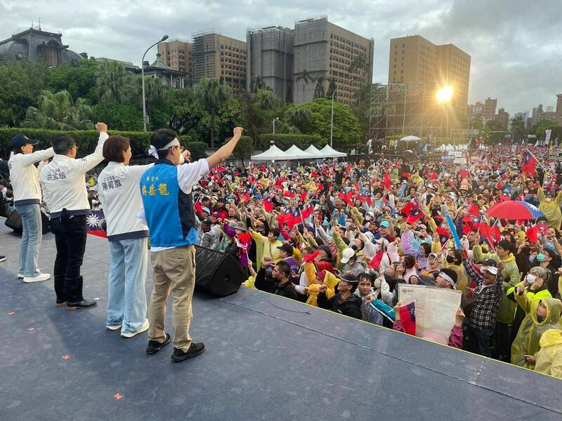 林岳龍穿著發言人的背心,與多名國民黨立委一起站在戰獨裁活動的舞台上高呼。(取自林岳龍臉書) 林岳龍穿著發言人的背心,與多名國民黨立委一起站在戰獨裁活動的舞台上高呼。(取自林岳龍臉書)
