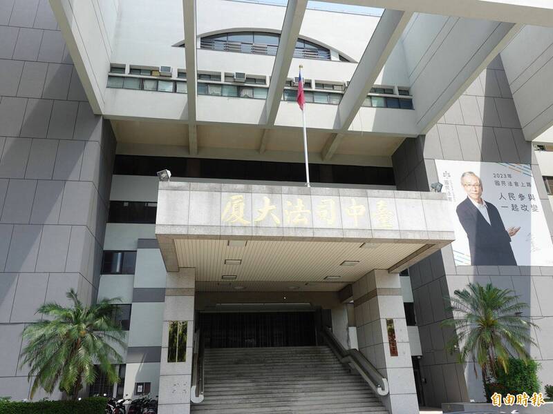 王姓保母未即時將嗆奶4個月大男嬰送醫,台中地院依過失致死判刑1年。(記者張瑞楨攝) 王姓保母未即時將嗆奶4個月大男嬰送醫,台中地院依過失致死判刑1年。(記者張瑞楨攝)