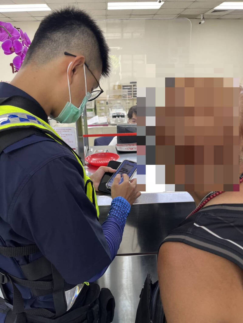 警方立刻呼叫真的「文正」同仁抵達現場,當場戳破詐騙集團的騙局。(警方提供) 警方立刻呼叫真的「文正」同仁抵達現場,當場戳破詐騙集團的騙局。(警方提供)