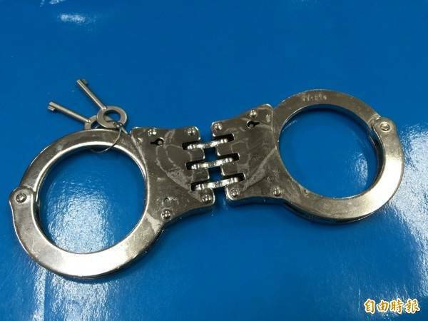 高雄某國小四年級學生玩「警察抓小偷」,「小偷」跌倒擦破皮,爸媽開口叫「警察」賠5萬元。示意圖。(資料照) 高雄某國小四年級學生玩「警察抓小偷」,「小偷」跌倒擦破皮,爸媽開口叫「警察」賠5萬元。示意圖。(資料照)