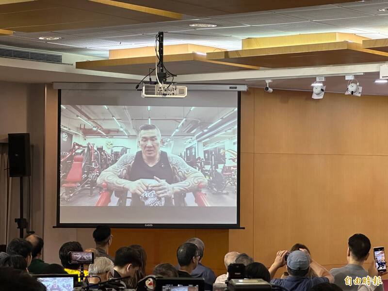 前國民黨立委鄭麗文力發起的黨外在野黨大聯盟今日召開成立大會,發起人之一網紅館長陳之漢人在中國無法缺席,並透過影片參與活動。(記者林哲遠攝) 前國民黨立委鄭麗文力發起的黨外在野黨大聯盟今日召開成立大會,發起人之一網紅館長陳之漢人在中國無法缺席,並透過影片參與活動。(記者林哲遠攝)