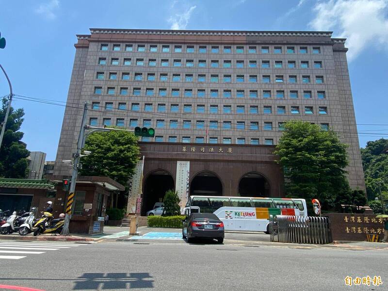 盧姓男子陪友人開庭,法警發現他攜帶違禁品甩棍,法官裁罰他6000元罰鍰。(記者林嘉東攝) 盧姓男子陪友人開庭,法警發現他攜帶違禁品甩棍,法官裁罰他6000元罰鍰。(記者林嘉東攝)