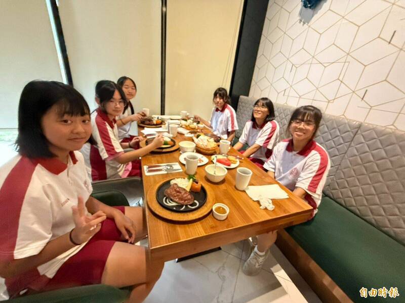 35名四湖飛沙國中師生到斗六牛排店享用排餐,開心之情溢於言表。(記者李文德攝) 35名四湖飛沙國中師生到斗六牛排店享用排餐,開心之情溢於言表。(記者李文德攝)