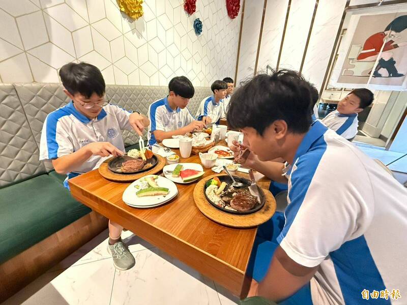35名四湖飛沙國中師生到斗六牛排店享用排餐,開心之情溢於言表。(記者李文德攝) 35名四湖飛沙國中師生到斗六牛排店享用排餐,開心之情溢於言表。(記者李文德攝)