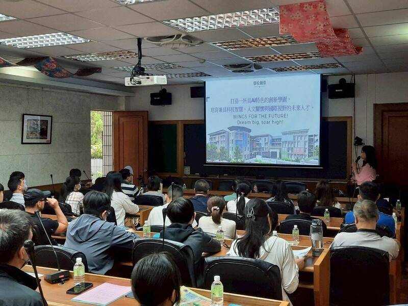 新竹縣六家高中、湖口高中7、8兩日於校區舉辦特色實驗班暨辦學說明會,安排深度導覽、參觀教學場域或學生現身說法等。(新竹縣政府提供) 新竹縣六家高中、湖口高中7、8兩日於校區舉辦特色實驗班暨辦學說明會,安排深度導覽、參觀教學場域或學生現身說法等。(新竹縣政府提供)