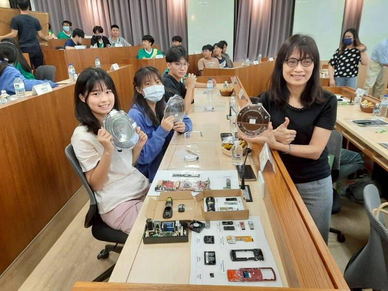 新竹縣湖口高中微課程半導體原理與製造概論,參訪學習半導體晶圓晶片樣本、電磁原理實作掌中光譜儀。(新竹縣政府提供) 新竹縣湖口高中微課程半導體原理與製造概論,參訪學習半導體晶圓晶片樣本、電磁原理實作掌中光譜儀。(新竹縣政府提供)