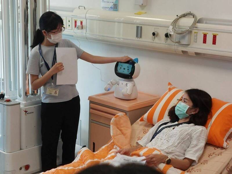 新竹縣六家高中微課程師生造訪台大生醫醫院竹北院區「智慧醫療創新中心」認識VR診斷、醫囑由AI同步口譯紀錄等。(新竹縣政府提供) 新竹縣六家高中微課程師生造訪台大生醫醫院竹北院區「智慧醫療創新中心」認識VR診斷、醫囑由AI同步口譯紀錄等。(新竹縣政府提供)