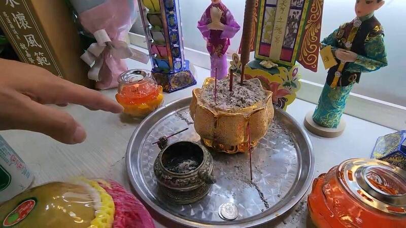 殯儀館的林女靈堂前的香爐,發現三炷香當中有兩根香燒到一半就斷掉,民間相信「三長兩短」代表有冤屈難平。(民眾提供) 殯儀館的林女靈堂前的香爐,發現三炷香當中有兩根香燒到一半就斷掉,民間相信「三長兩短」代表有冤屈難平。(民眾提供)