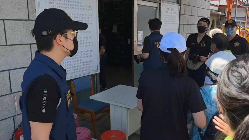 花蓮檢方今天早上到殯儀館,會同家屬進行相驗解剖。(民眾提供) 花蓮檢方今天早上到殯儀館,會同家屬進行相驗解剖。(民眾提供)
