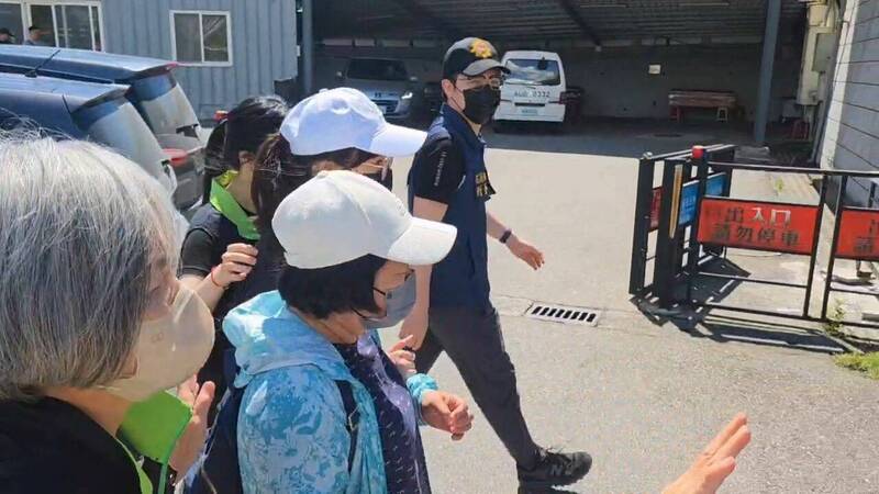 花蓮檢方今天早上到殯儀館,會同家屬進行相驗解剖。(民眾提供) 花蓮檢方今天早上到殯儀館,會同家屬進行相驗解剖。(民眾提供)