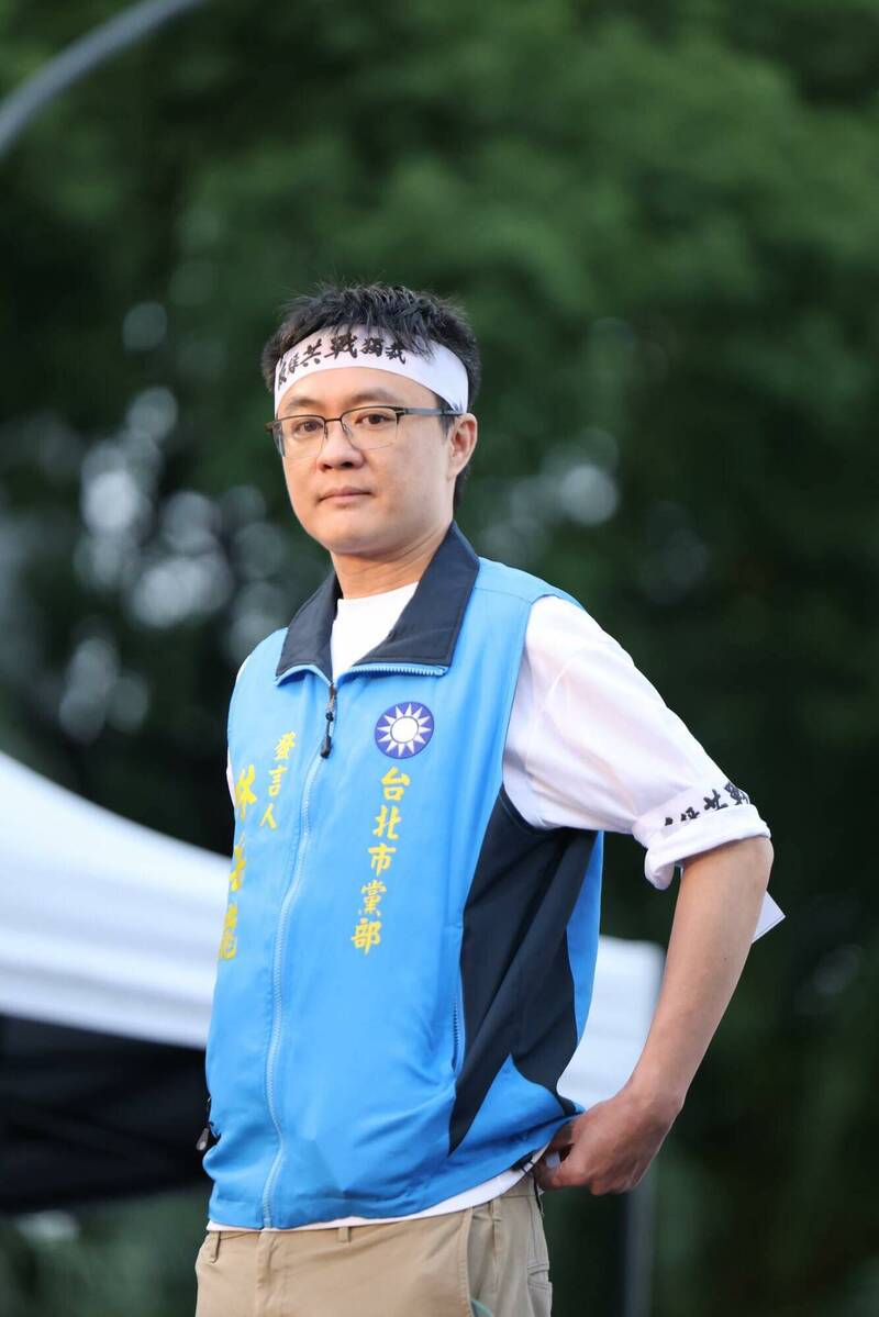 林岳龍在外跑行程都穿「國民黨北市黨部發言人」背心。（翻攝林岳龍臉書）