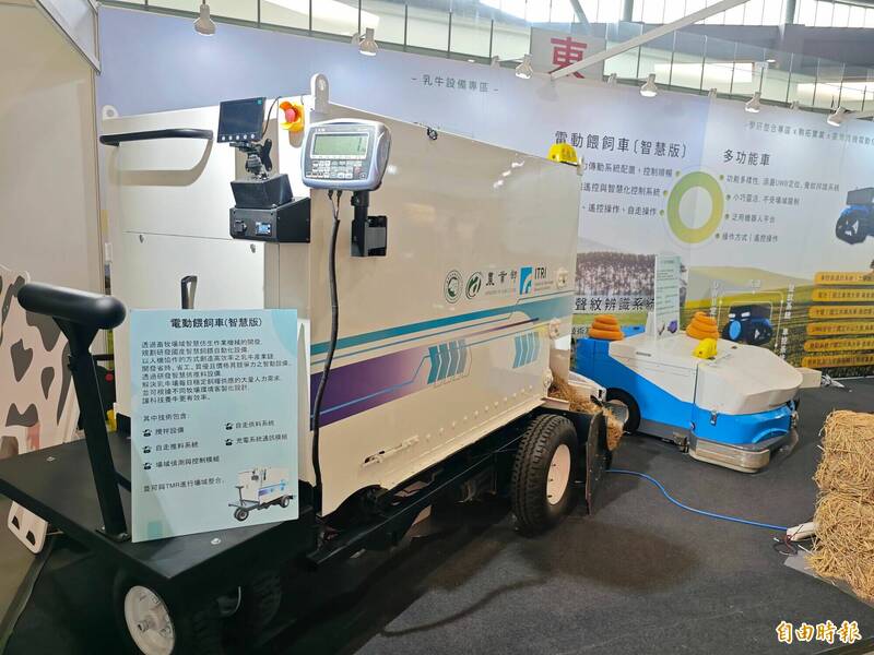 工研院開發智慧版的電動餵飼車。(記者吳俊鋒攝) 工研院開發智慧版的電動餵飼車。(記者吳俊鋒攝)