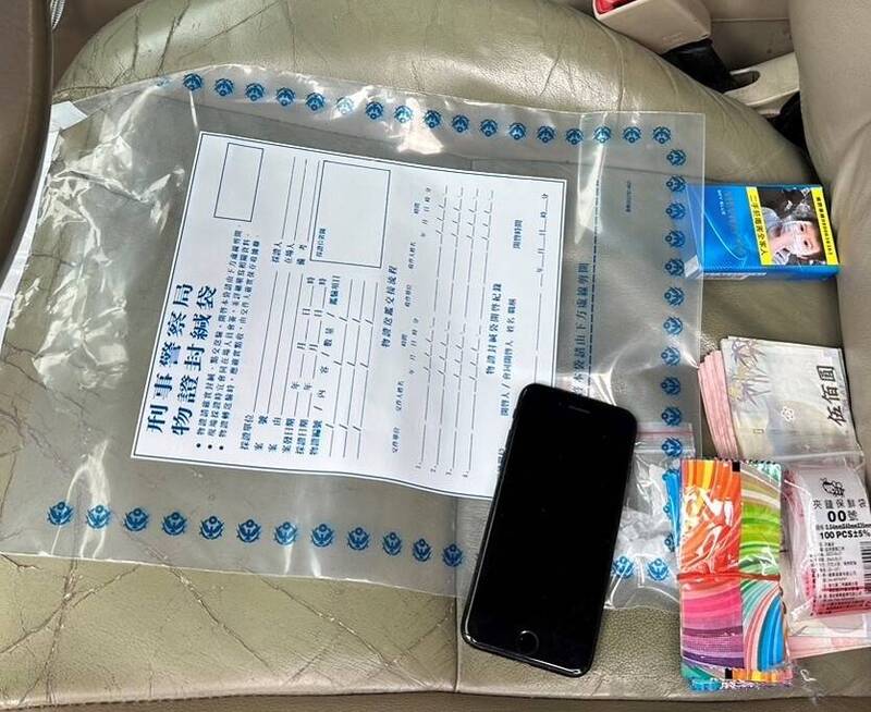 警方查獲愷他命、毒品咖啡包、分裝袋等贓證物(記者邱俊福翻攝) 警方查獲愷他命、毒品咖啡包、分裝袋等贓證物(記者邱俊福翻攝)