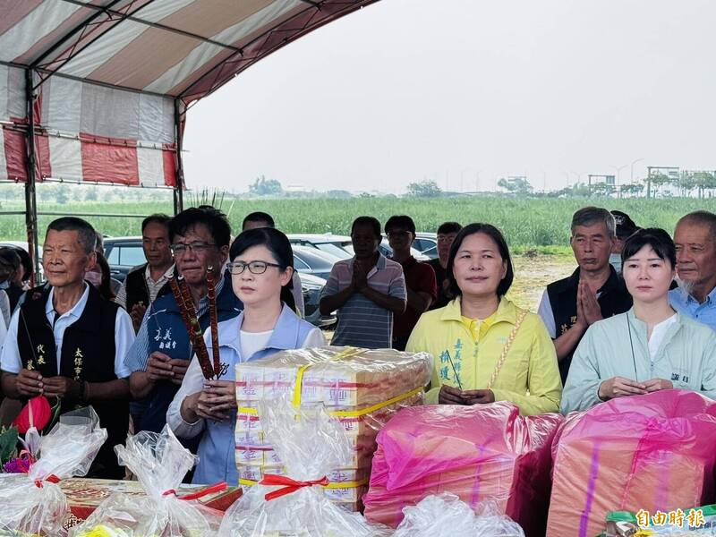 嘉義縣太保市禮儀廳新建工程上香祈福。(記者蔡宗勳攝) 嘉義縣太保市禮儀廳新建工程上香祈福。(記者蔡宗勳攝)