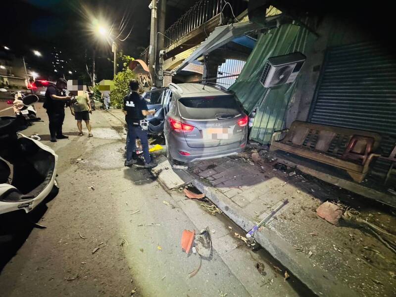 轎車自撞電線桿、民宅。(民眾提供) 轎車自撞電線桿、民宅。(民眾提供)