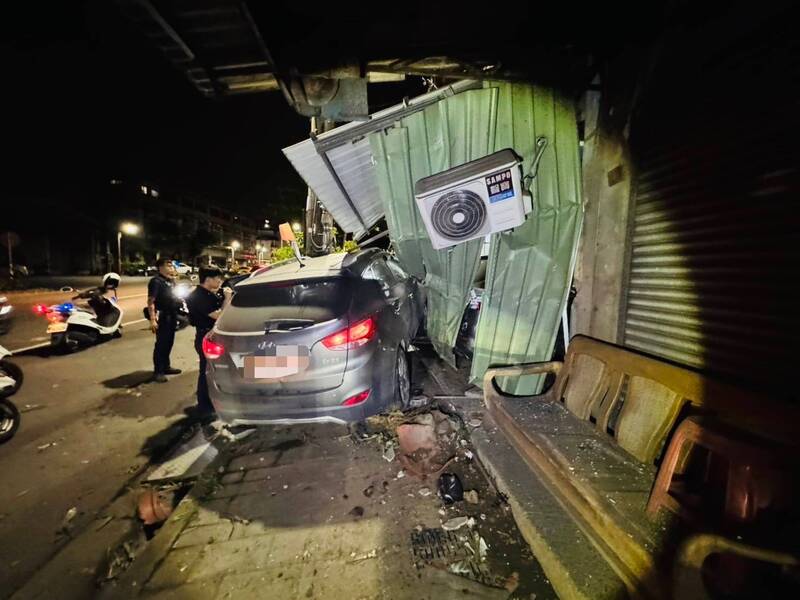 轎車撞民宅另有內情,警方追查真相。(民眾提供) 轎車撞民宅另有內情,警方追查真相。(民眾提供)