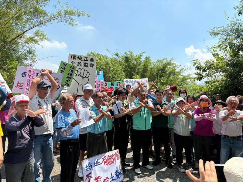 聚全營造申請在東山山區設置土資場，東山區里長今號召鄉親表達拒絕土資場進入烏山頭水源區。（李宗翰服務處提供）