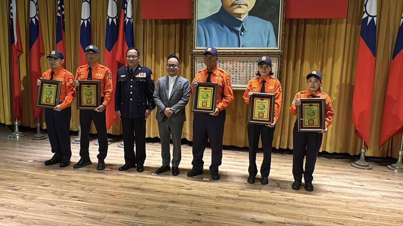 議長童子瑋出席慶祝警察節大會時,喊出將會幫基隆警察爭取加給及廳舍改造。(記者吳昇儒翻攝) 議長童子瑋出席慶祝警察節大會時,喊出將會幫基隆警察爭取加給及廳舍改造。(記者吳昇儒翻攝)