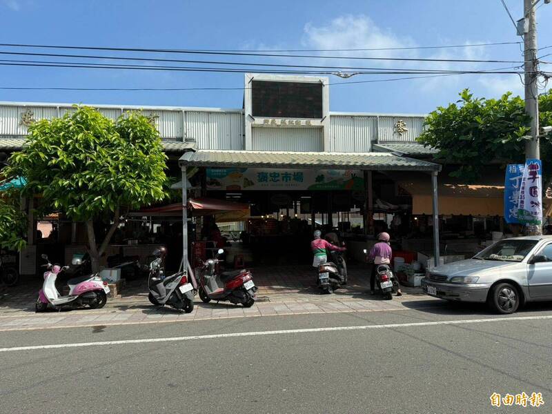 雲林縣政府與地方公所攜手,向經濟部商業發展署爭取570萬元改善經費,將針對莿桐、褒忠鄉公有零售市場及雲林溪攤販集中場進行攤位優化,圖為褒忠鄉零售市場。(記者李文德攝) 雲林縣政府與地方公所攜手,向經濟部商業發展署爭取570萬元改善經費,將針對莿桐、褒忠鄉公有零售市場及雲林溪攤販集中場進行攤位優化,圖為褒忠鄉零售市場。(記者李文德攝)
