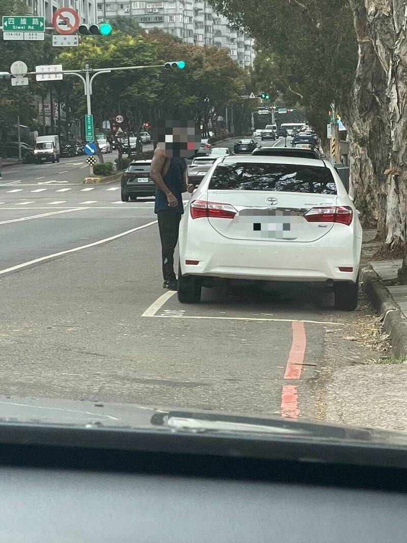 檢警查獲李姓男子經營虛擬幣交易所,掩護跨國詐騙、洗錢,警方逮獲主嫌李男及竇姓女子、奈及利亞K男情侶檔等20嫌犯,圖為查獲竇女、K男等人。(記者吳仁捷翻攝) 檢警查獲李姓男子經營虛擬幣交易所,掩護跨國詐騙、洗錢,警方逮獲主嫌李男及竇姓女子、奈及利亞K男情侶檔等20嫌犯,圖為查獲竇女、K男等人。(記者吳仁捷翻攝)