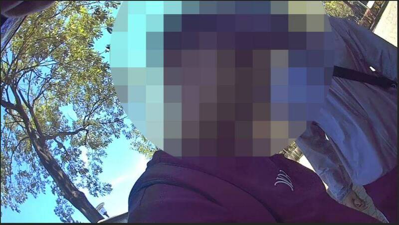 警方趁詐團車手搭檔現身取款時逮人。(記者鄭淑婷翻攝) 警方趁詐團車手搭檔現身取款時逮人。(記者鄭淑婷翻攝)