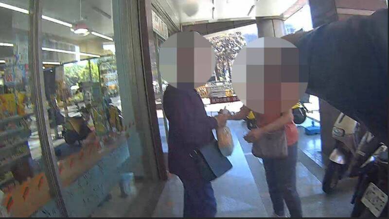 警方趁詐團車手搭檔現身取款時逮人。(記者鄭淑婷翻攝) 警方趁詐團車手搭檔現身取款時逮人。(記者鄭淑婷翻攝)