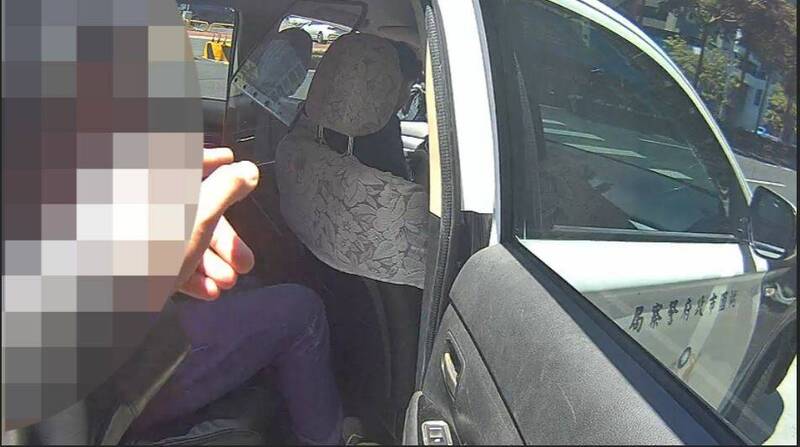 警方趁詐團車手搭檔現身取款時逮人。(記者鄭淑婷翻攝) 警方趁詐團車手搭檔現身取款時逮人。(記者鄭淑婷翻攝)