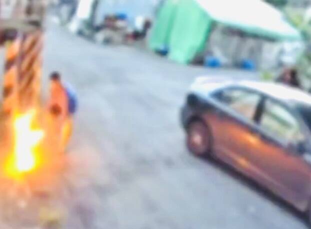 27歲葉姓男子先在路邊點火,火勢驚人。(擷取自監視畫面) 27歲葉姓男子先在路邊點火,火勢驚人。(擷取自監視畫面)