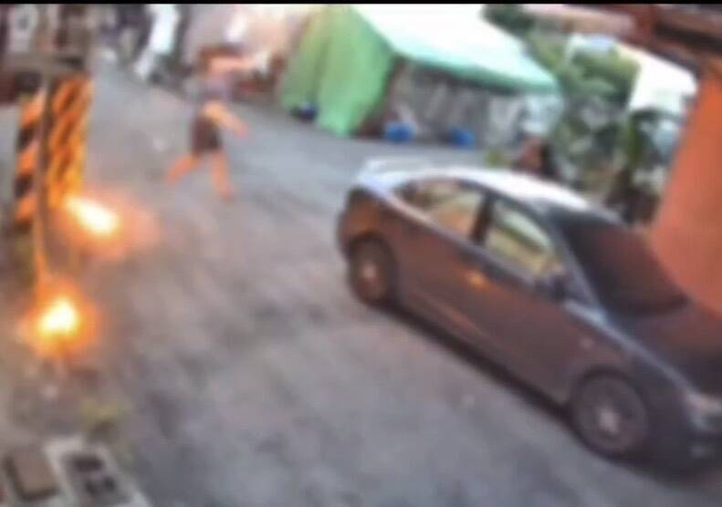 葉姓男子投擲疑似汽油彈。(擷取自監視畫面) 葉姓男子投擲疑似汽油彈。(擷取自監視畫面)