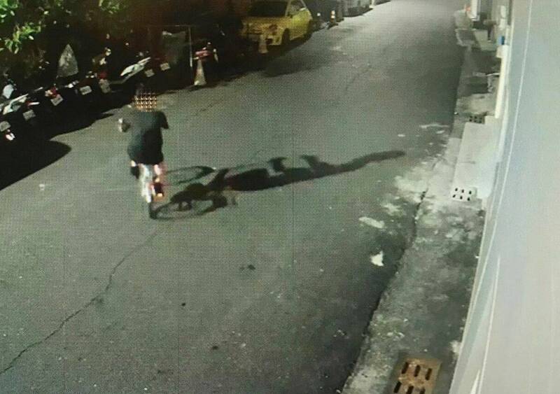 劉姓廚工變民宅大盜,騎腳踏車犯案。(民眾提供) 劉姓廚工變民宅大盜,騎腳踏車犯案。(民眾提供)