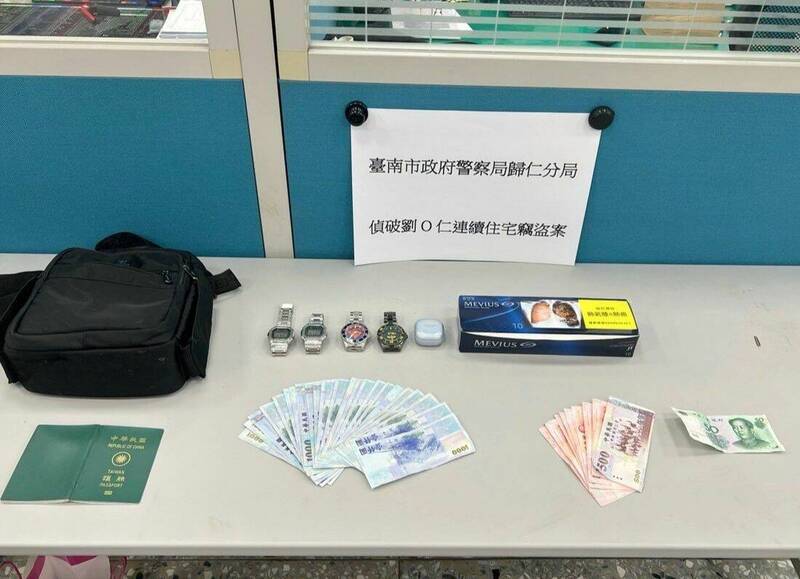 歸仁警分局逮獲連續侵入住宅行竊的劉姓大盜,搜出現金,以及疑似贓物。(民眾提供) 歸仁警分局逮獲連續侵入住宅行竊的劉姓大盜,搜出現金,以及疑似贓物。(民眾提供)