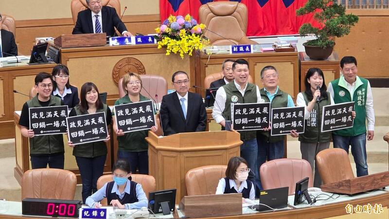 新北市議會今(11)日進行市政總質詢,侯友宜針對議員質詢提出相關回應。(記者黃子暘攝) 新北市議會今(11)日進行市政總質詢,侯友宜針對議員質詢提出相關回應。(記者黃子暘攝)