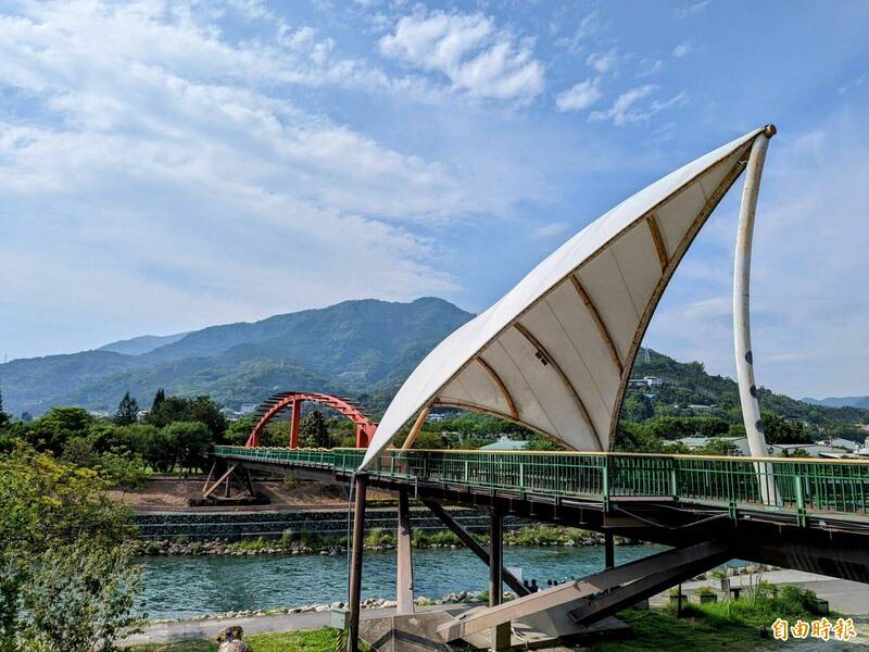 南投水里鄉市區景觀橋梁「水雲橋」,潔白帆船造型天幕,被稱作水里溪「最美地標」。(記者劉濱銓攝) 南投水里鄉市區景觀橋梁「水雲橋」,潔白帆船造型天幕,被稱作水里溪「最美地標」。(記者劉濱銓攝)