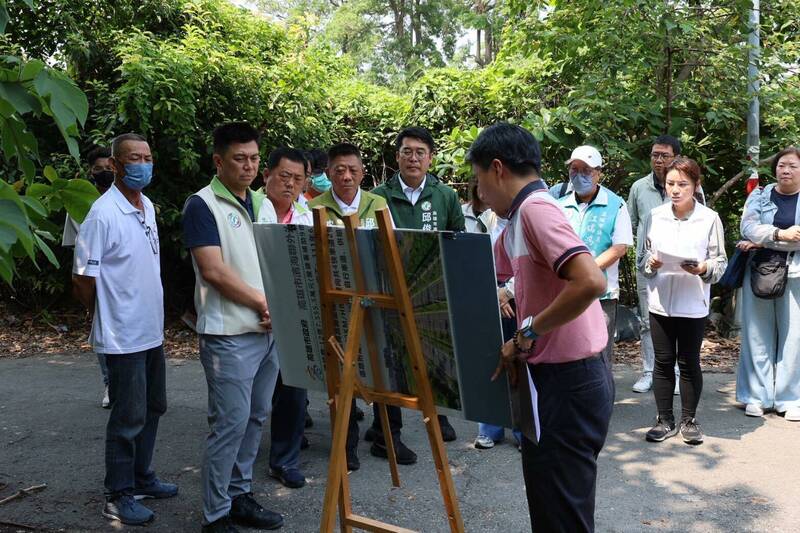 高市新工處今天舉辦新增連接台1線匝道工程現地說明會。(邱俊憲提供) 高市新工處今天舉辦新增連接台1線匝道工程現地說明會。(邱俊憲提供)