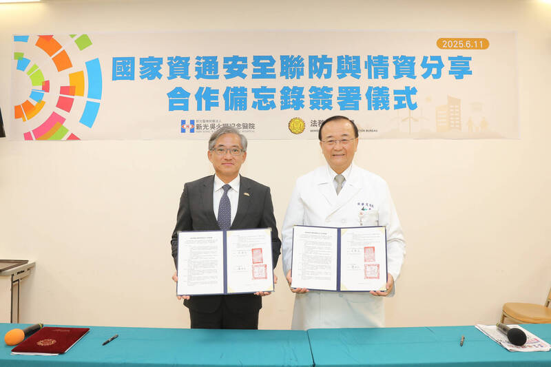 調查局長陳白立今與新光醫院院長侯勝茂簽署「國家資通安全聯防與情資分享合作備忘錄(MOU)」。(調查局提供) 調查局長陳白立今與新光醫院院長侯勝茂簽署「國家資通安全聯防與情資分享合作備忘錄(MOU)」。(調查局提供)