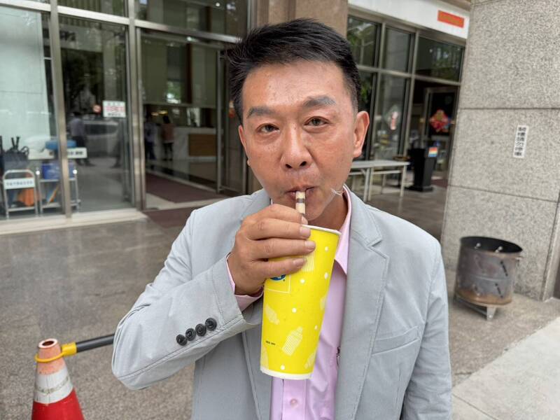 許智傑表示,他手上這杯珍奶只要65元。(記者葛祐豪翻攝) 許智傑表示,他手上這杯珍奶只要65元。(記者葛祐豪翻攝)