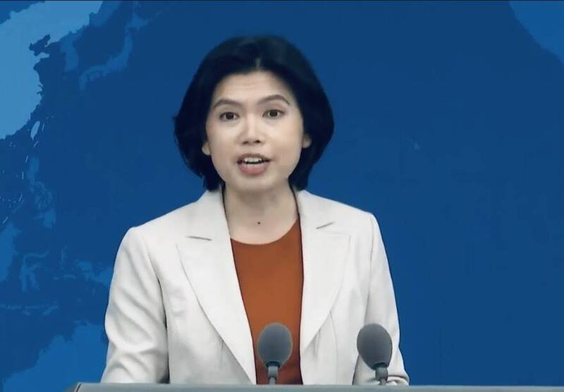 中國國台辦發言人朱鳳連今天再度批判沈伯洋,稱絕不允許有人一邊在中國賺錢,一邊支持「台獨分裂」活動。(翻攝直播) 中國國台辦發言人朱鳳連今天再度批判沈伯洋,稱絕不允許有人一邊在中國賺錢,一邊支持「台獨分裂」活動。(翻攝直播)