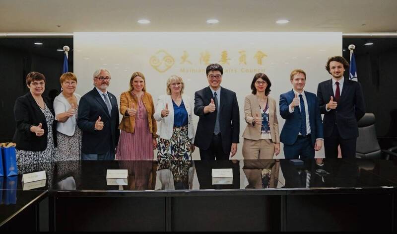 陸委會主委邱垂正10日接見法國國民議會友台小組訪團,雙方就國際及區域情勢、境外干預、社會滲透及認知作戰等議題交流意見。邱感謝訪團成員以具體行動,展現對台灣的堅定支持。 (陸委會提供) 陸委會主委邱垂正10日接見法國國民議會友台小組訪團,雙方就國際及區域情勢、境外干預、社會滲透及認知作戰等議題交流意見。邱感謝訪團成員以具體行動,展現對台灣的堅定支持。 (陸委會提供)