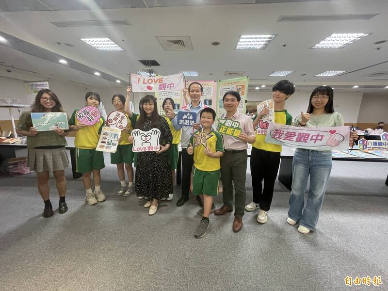 桃園市今年國中小暑假作業,將人文、科技、雙語融入暑假作業,讓學生暑假多元、有趣。(記者謝武雄攝) 桃園市今年國中小暑假作業,將人文、科技、雙語融入暑假作業,讓學生暑假多元、有趣。(記者謝武雄攝)