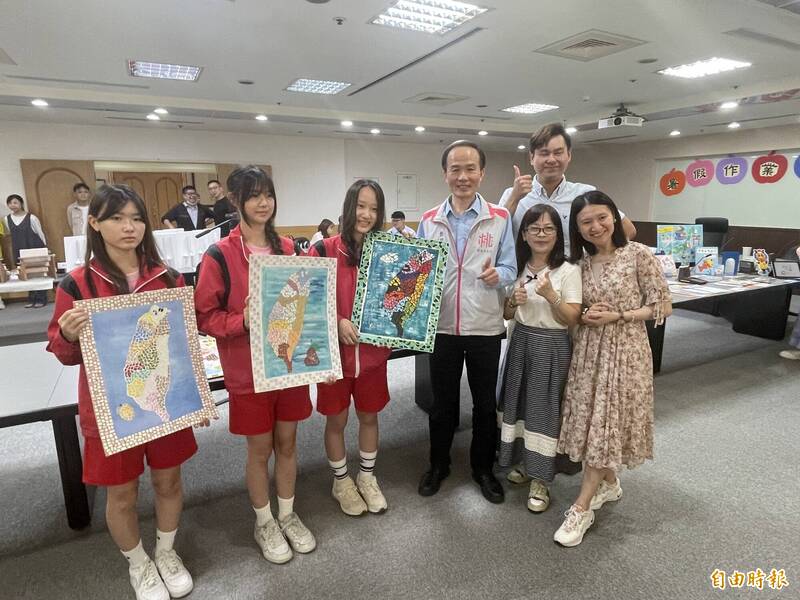 桃園市今年國中小暑假作業,將人文、科技、雙語融入暑假作業,讓學生暑假多元、有趣。(記者謝武雄攝) 桃園市今年國中小暑假作業,將人文、科技、雙語融入暑假作業,讓學生暑假多元、有趣。(記者謝武雄攝)